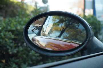 割れたサイドミラー