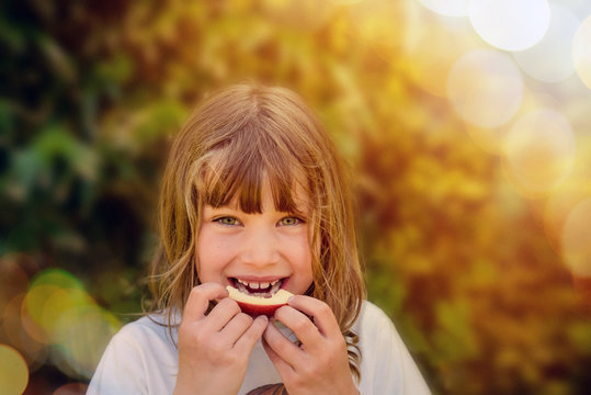 belle enfant croquant une pomme 