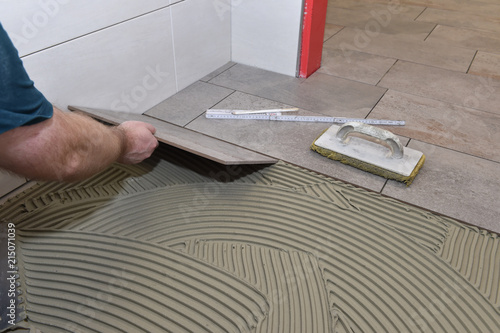 "Bodenfliesen kleben" Stockfotos und lizenzfreie Bilder auf Fotolia.com