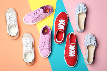 Flat lay composition with stylish new shoes on color background - obrazy, fototapety, plakaty