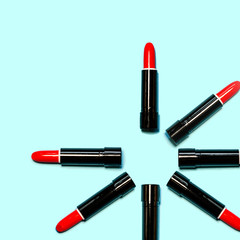 水色バックと円形に置いた赤い口紅