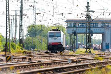Moderne Elektro Lokomotive im Rangierbahnhof