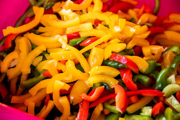 bunte kleingeschnittene Paprikastücke, Zutat für die spanische Paella