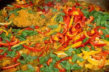 Paella spanisches Nationalgericht, wird in großer Pfanne als vegetarische Variante zubereitet