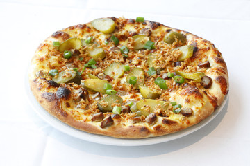 Pizza mit Röstzwiebeln, Lauch, Gurken, Käse und Fleisch