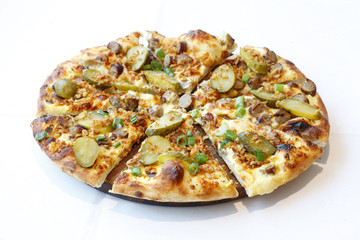 Pizza mit Röstzwiebeln, Lauch, Gurken, Käse und Fleisch