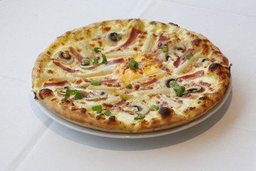Pizza mit Zwiebeln, Käse und Mais,