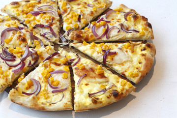 Pizza mit Zwiebeln, Käse und Mais,