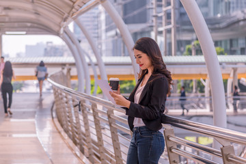 Obraz premium Business women are talking to business people over the phone.