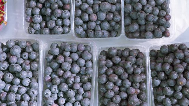 18633_The_view_of_the_blueberries_on_the_plastic_containers.mov