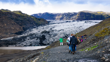 Fototapeta premium Senderismo por el glaciar Solheimajokull, Islandia.