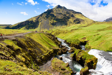 Fototapeta na wymiar El volcán Kirkjufell en la costa de la península de Snaefellsnes. Escena de la mañana pintoresca y hermosa. Lugar famoso de la cascada de Kirkjufellsfoss, Islandia, Europa. 