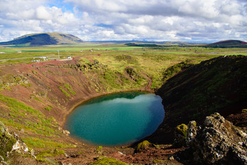 Kerið, lago de cráter volcánico en la ruta del Círculo Dorado de Islandia.