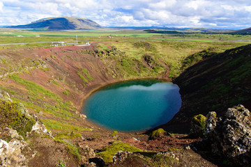 Kerið, lago de cráter volcánico en la ruta del Círculo Dorado de Islandia.
