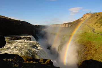 Cascada de Gullfoss con el arco iris en verano (vista de pájaro), Islandia