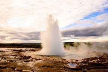 Geyser, zona geotermal Strokkur en, Islandia