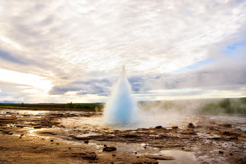 Geyser, zona geotermal Strokkur en, Islandia