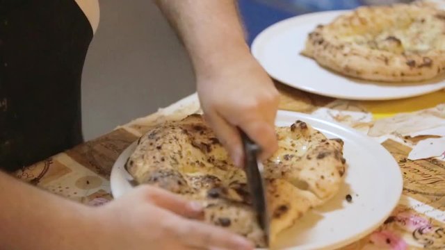 Focaccia tipica napoletana nel forno a legna con origano e olio d'oliva
