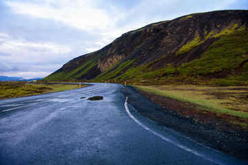 Islandia carretera con curvas hacia el horizonte