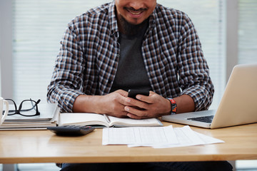 Obraz premium Businesman checking text messages