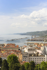 Fototapeta premium Triest Stadt in Italien mit sicht am Hafen und Meer als Hintergrund