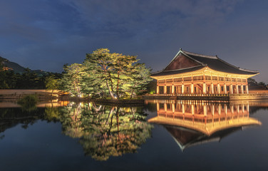 Fototapeta premium Gyeongbokgung Palace At Night in seoul South Korea,with the name of the ‘Gyeongbokgung’ on a sign.