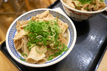 Ramen national food of Japan is similar to the noodles that everyone knows. A mixture of lines made from talcum powder, seaweed and boiled soup from bone.