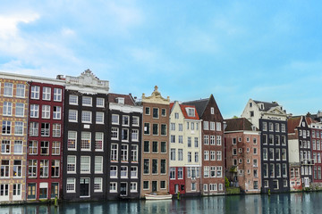 Fototapeta premium Domy nad kanałem w Amsterdamie.