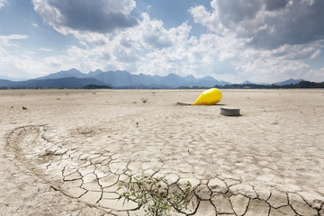 Boje im wasserlosen Forggensee im Ostallgäu, Deutschland