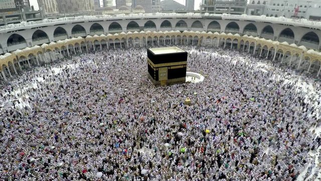 Praying at holy house kaaba time lapse 4k