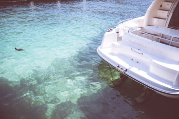 Rumpf einer Yacht, hellblaues Wasser