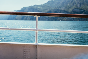Fototapeta na wymiar Reling auf Passagierboot, Gardasee