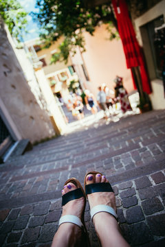 Füße einer jungen Frau auf italienischer Trepape
