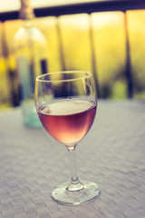 Weingenuss auf Terrasse, Weinglas mit Rose-Wein in Italien