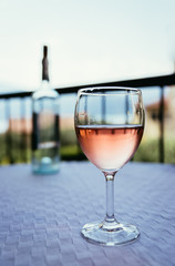Weingenuss auf Terrasse, Weinglas mit Rose-Wein in Italien