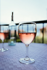 Weingenuss auf Terrasse, Weinglas mit Rose-Wein in Italien