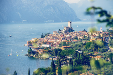 Ausblick auf Malcesine, Gardasee, Italien. Italienische Häuser, See, Berge und Plfanzen.