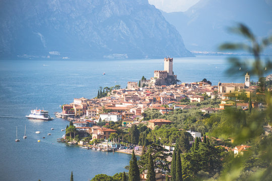 Ausblick auf Malcesine, Gardasee, Italien. Italienische H&auml;user, See, Berge und Plfanzen.