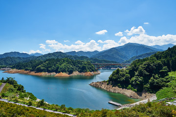 夏の宮ヶ瀬湖と虹の大橋
