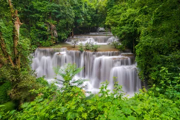 Draagtas Prachtige waterval in diep bos, Huay Mae Kamin-waterval in de provincie Kanchanaburi, Thailand © Naypong Studio