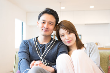寄り添う愛情いっぱいのカップル