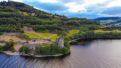 Obraz premium Urquhart Castle at famous Lake Loch Ness in the evening - aerial view