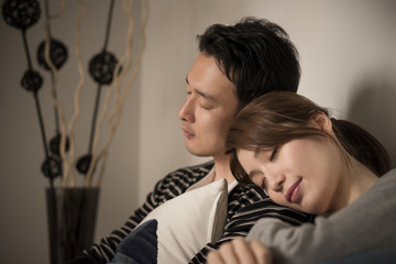 寄り添って眠るカップル