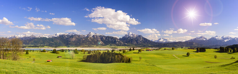 Fototapeta na wymiar Panorama Landschaft mit Berge am Forggensee im Allgäu in Bayern