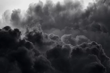 Foto op Plexiglas Rook Dramatische zwarte rook van een brand