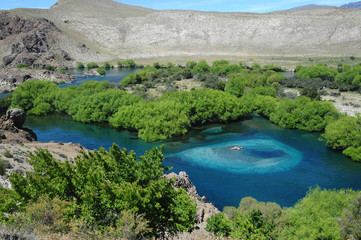 Una canoa en el anfiteatro del río Limay, una formación natural hecha por el paso del río a...
