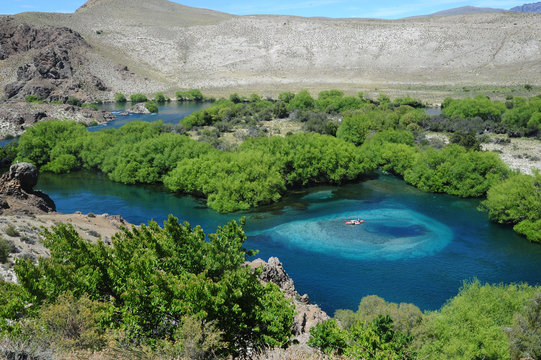 Una canoa en el anfiteatro del r&iacute;o Limay, una formaci&oacute;n natural hecha por el paso del r&iacute;o a trav&eacute;s del tiempo en la forma de un anfiteatro en San Carlos de Bariloche, Argentina.
