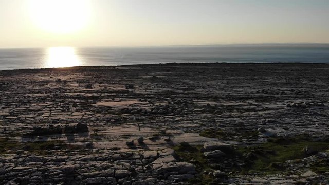 Flug bei Sonnenuntergang - The Burren - Irland - Luftaufnahme