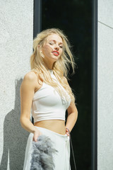 Naklejka premium Fashionable woman in city
