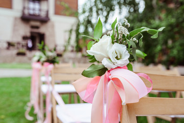 The small bouquet decorated with pink tapes